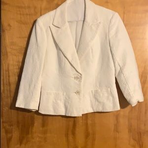 WD NY white suit set. Jacket size 2 skirt size 4.